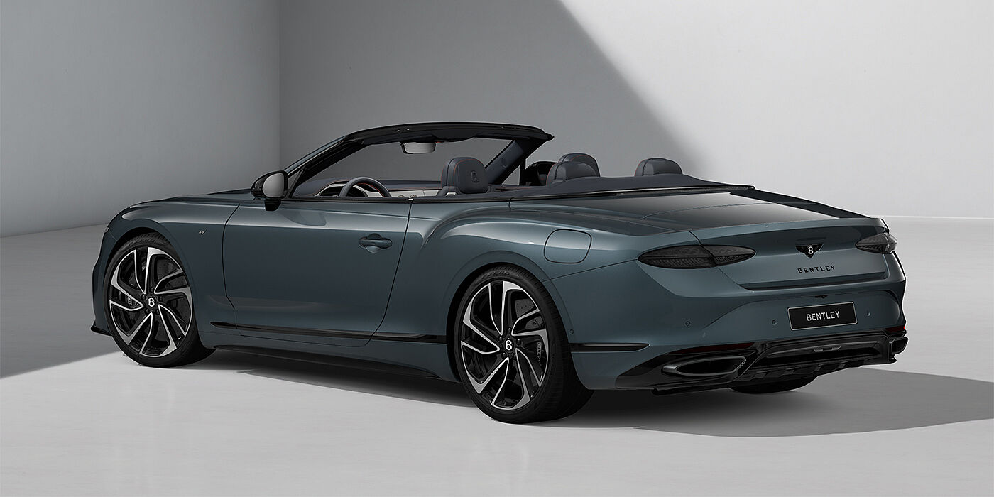 Bentley Hamburg Bentley Continental GTC S Cabrio in Thunder Blue Lackierung und 22-Zoll-Zehnspeichenrädern, Heckansicht 3/4