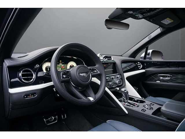 13:Bentley Bentayga EWB Mulliner V8, SUV, Grey Violet, Bentley Hamburg