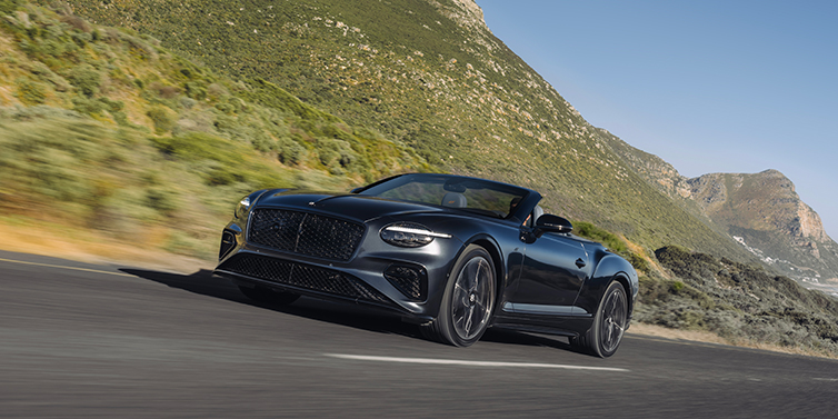 Bentley Hamburg Bentley Continental GTC S Cabrio in Thunder Lackierung, 3/4-Ansicht von vorne, fahrend auf Bergstra&szlig;e